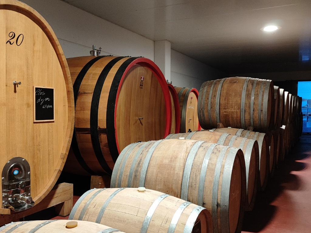 Barricas y toneles en nuestra visita a Bodegas y Viñedos Ponce.