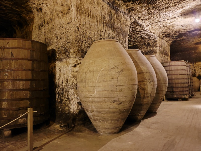 Antiguas tinajas de barro de 4500 litros. Bodegas y Viñedos Verum.